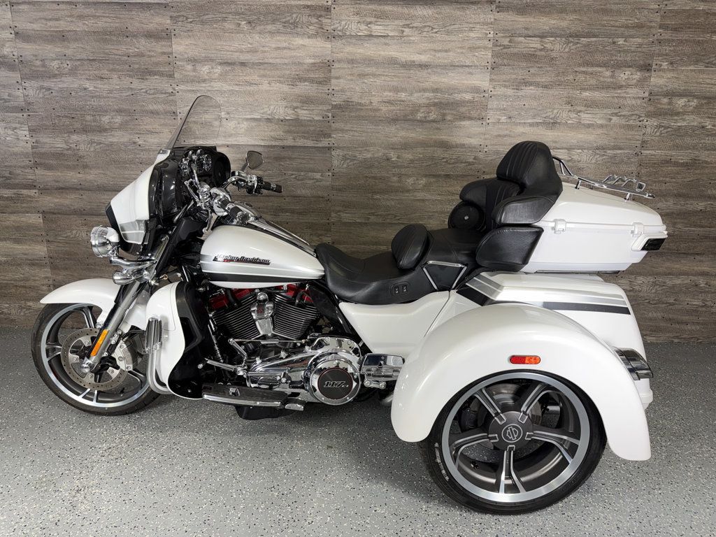 2020 Harley-Davidson FLHTCUTGSE CVO Tri Glide SUPER CLEAN! - 23086758 - 11