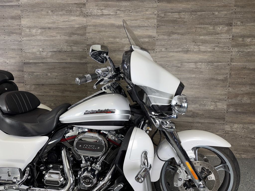 2020 Harley-Davidson FLHTCUTGSE CVO Tri Glide SUPER CLEAN! - 23086758 - 3