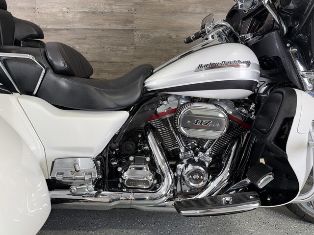 2020 Harley-Davidson FLHTCUTGSE CVO Tri Glide SUPER CLEAN! - 23086758 - 4