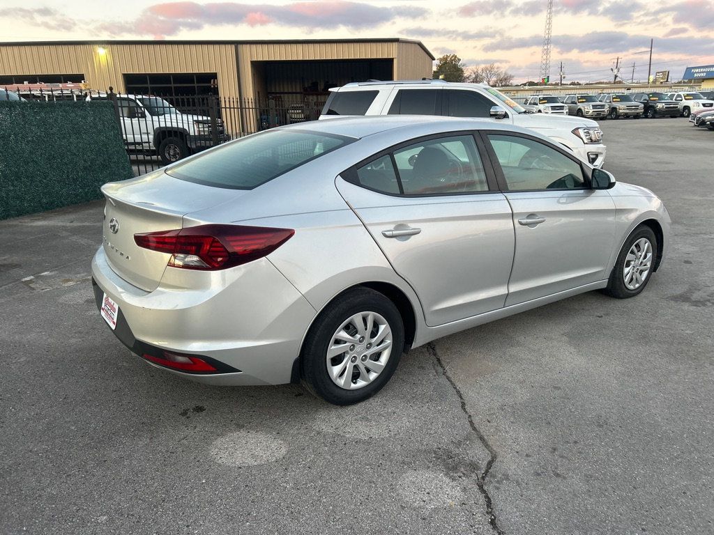 2020 Hyundai Elantra SE photo 3