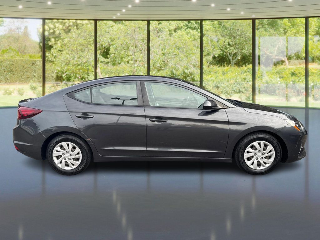 2020 Hyundai Elantra SE photo 4