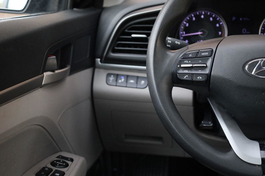 Hyundai Elantra photo 30