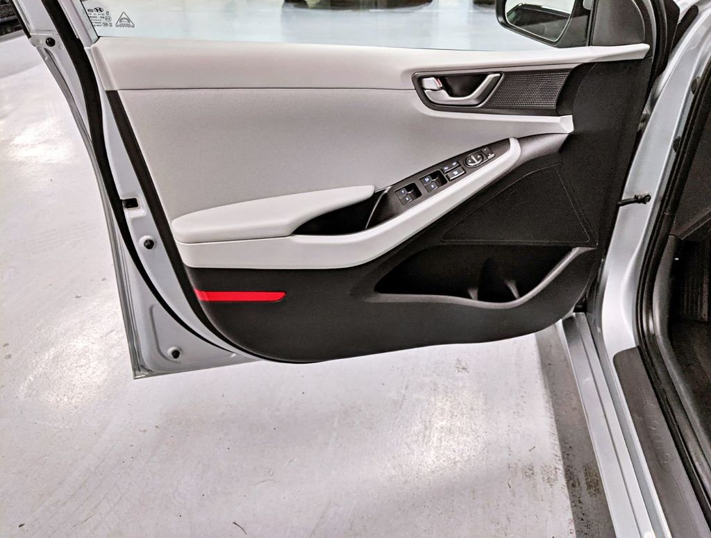 2020 Hyundai Ioniq Plug-In Hybrid SE Hatchback - 22302452 - 15