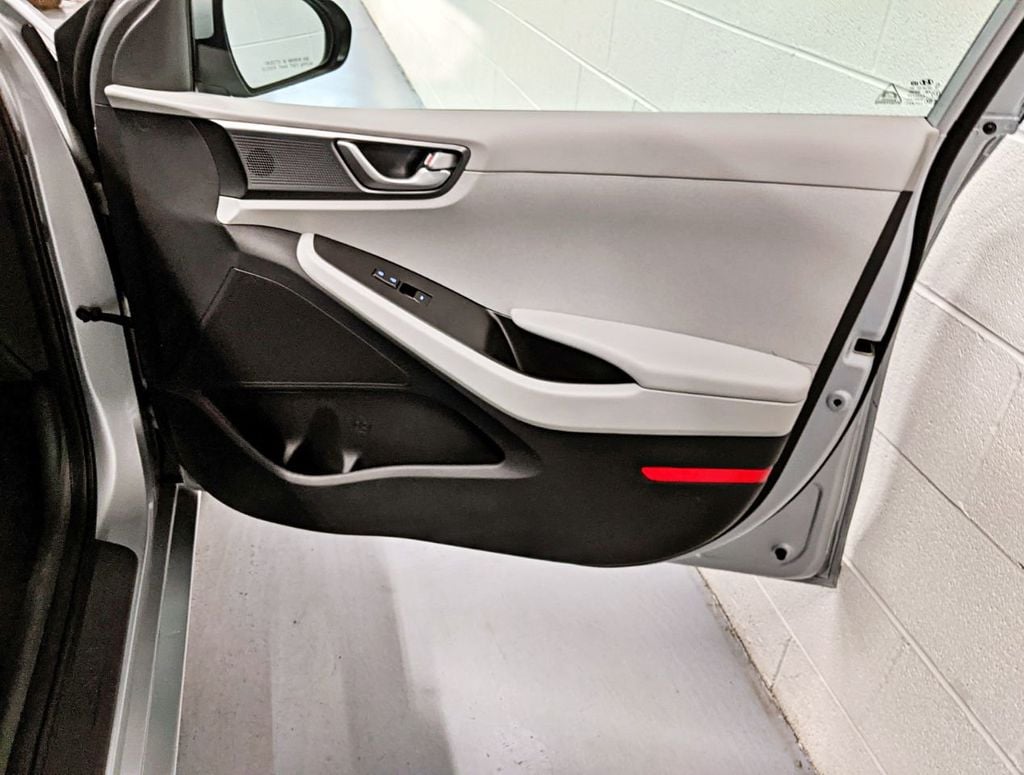 2020 Hyundai Ioniq Plug-In Hybrid SE Hatchback - 22302452 - 45