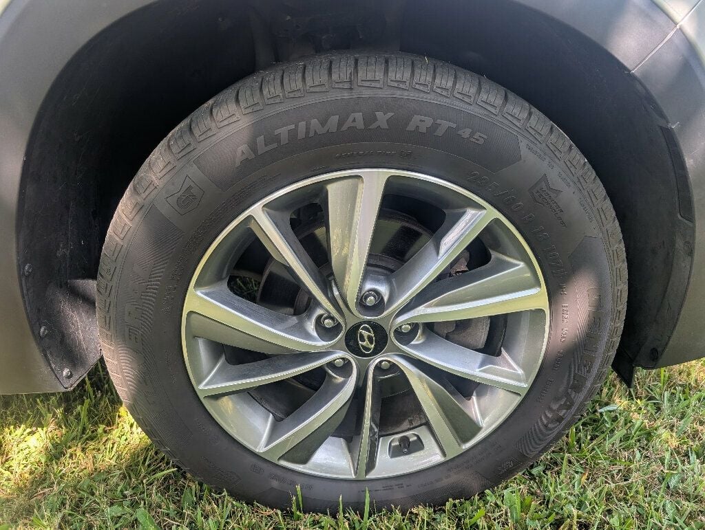2020 Hyundai Santa Fe SEL photo 12