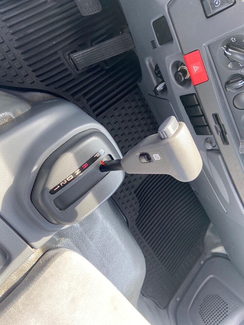 2020 Isuzu NRR photo 17