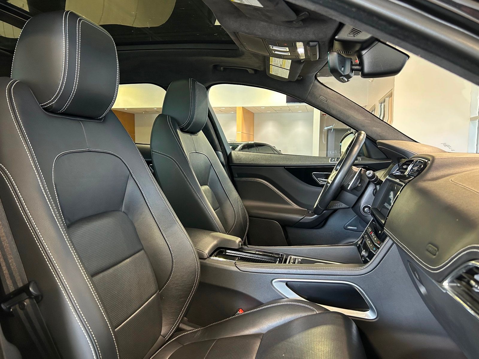 2020 Jaguar F-PACE Checkered Flag Edition photo 25