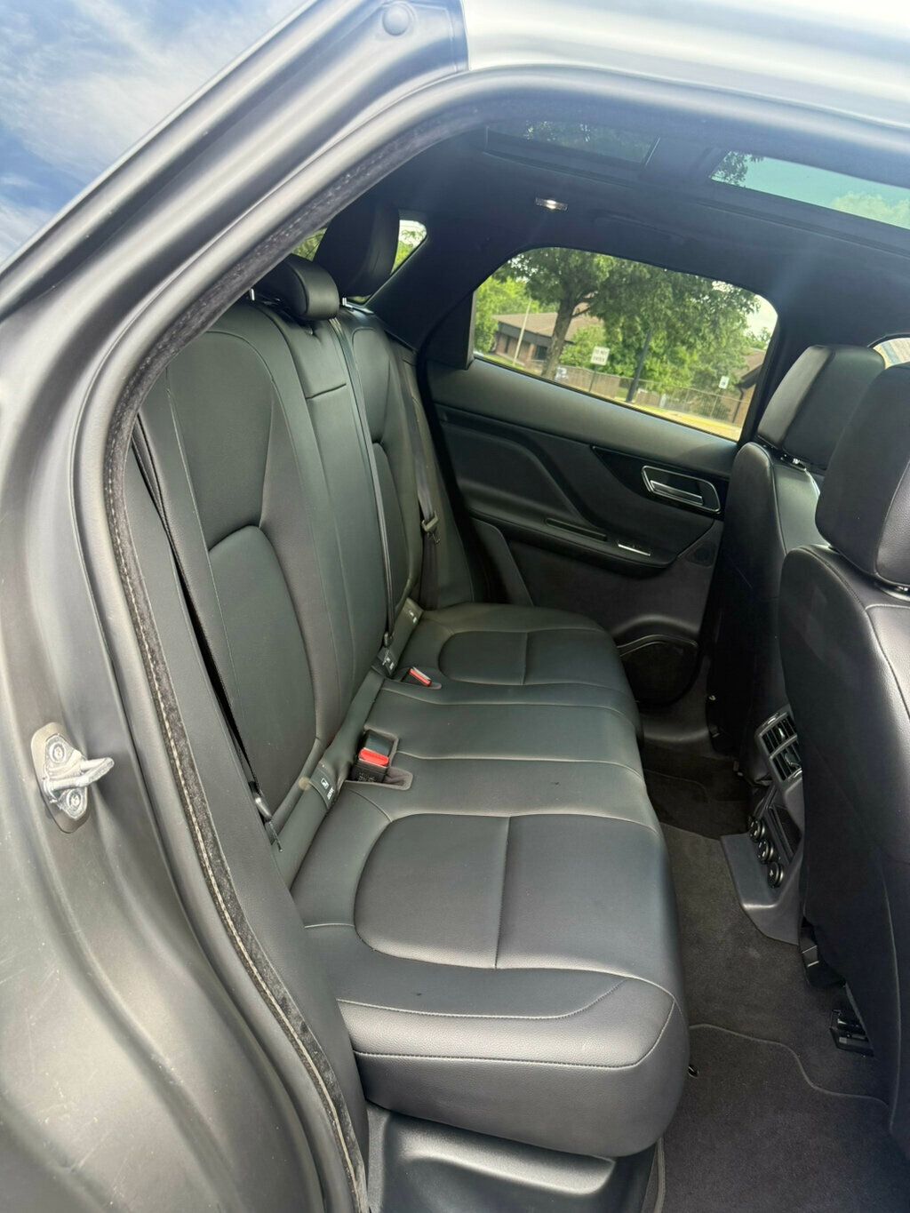 2020 Jaguar F-PACE Premium photo 16