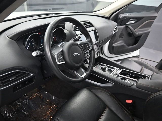 2020 Jaguar F-PACE Prestige photo 4