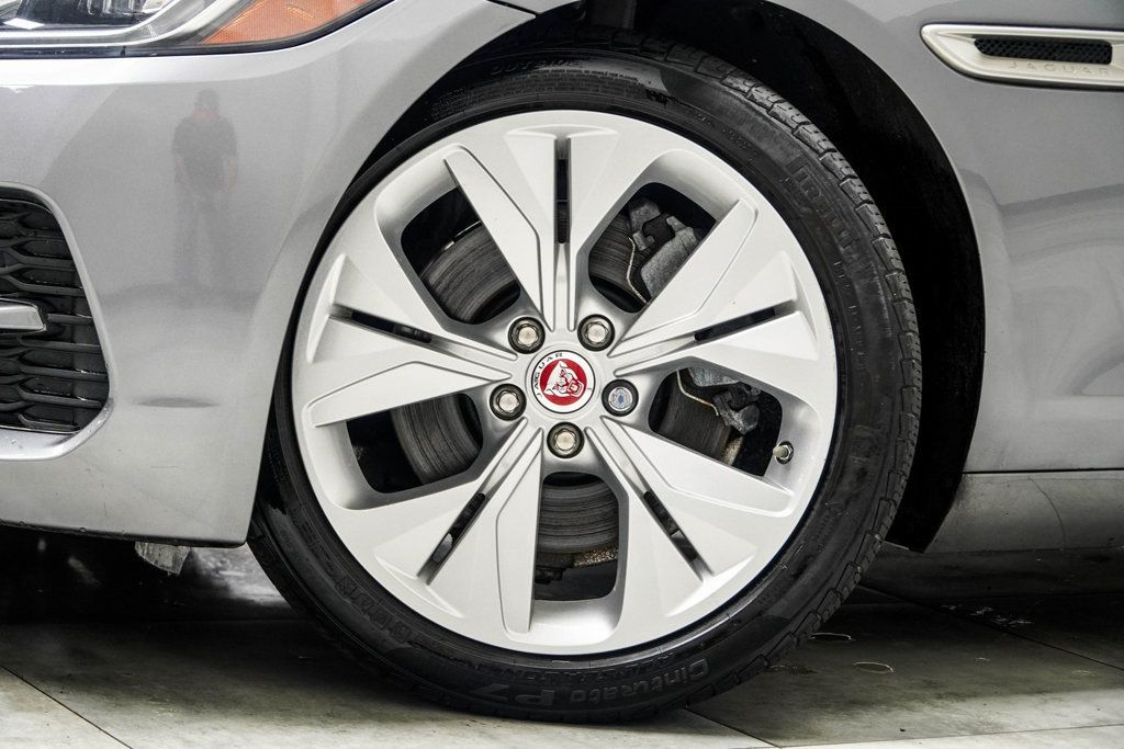 2020 Jaguar XE S photo 3