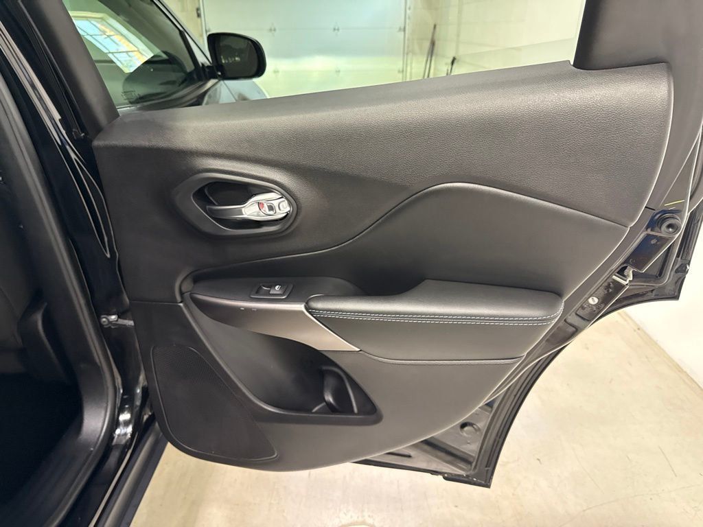 2020 Jeep Cherokee Latitude 4x4 - 23047161 - 31