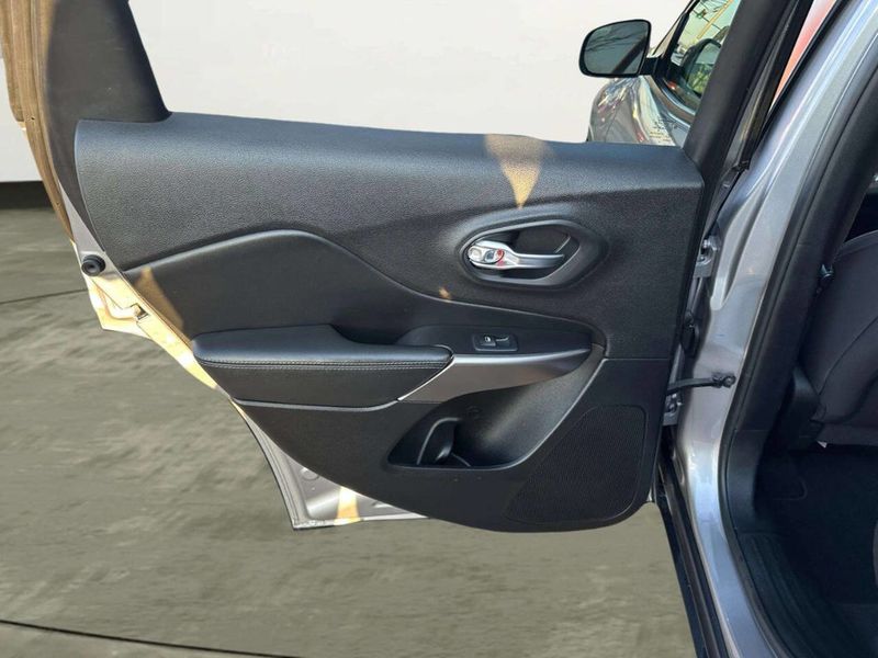 2020 Jeep Cherokee Latitude FWD - 22986263 - 11