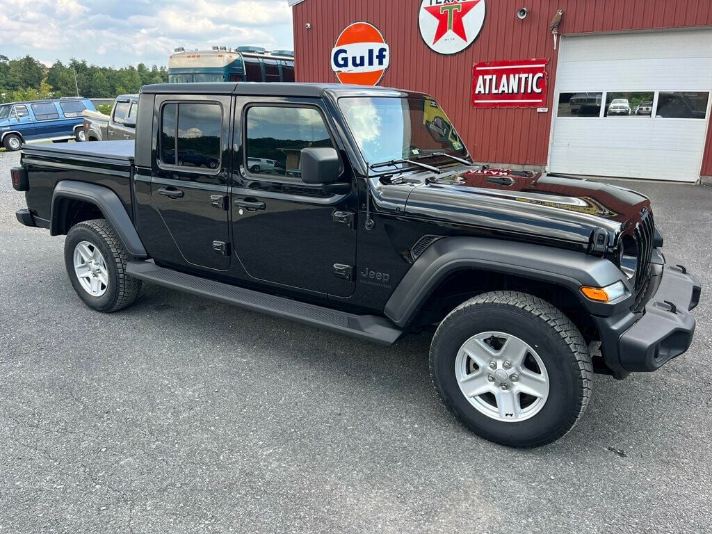 2020 Jeep Gladiator Sport photo 3