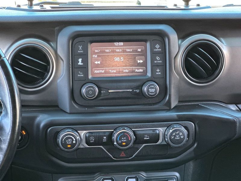 2020 Jeep Gladiator Sport - 22952149 - 15