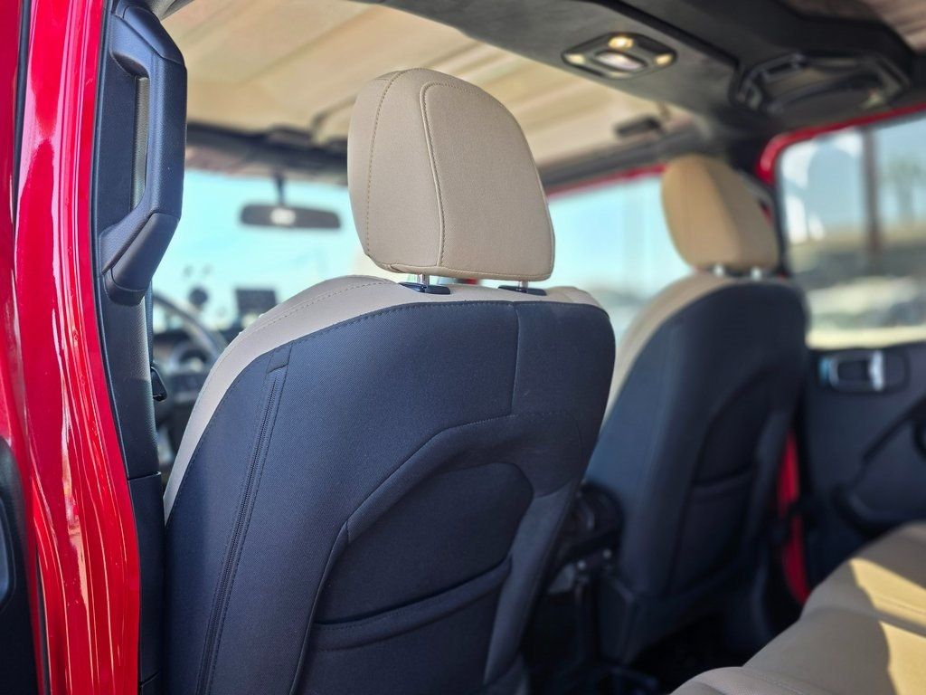 2020 Jeep Gladiator Sport - 22976863 - 24