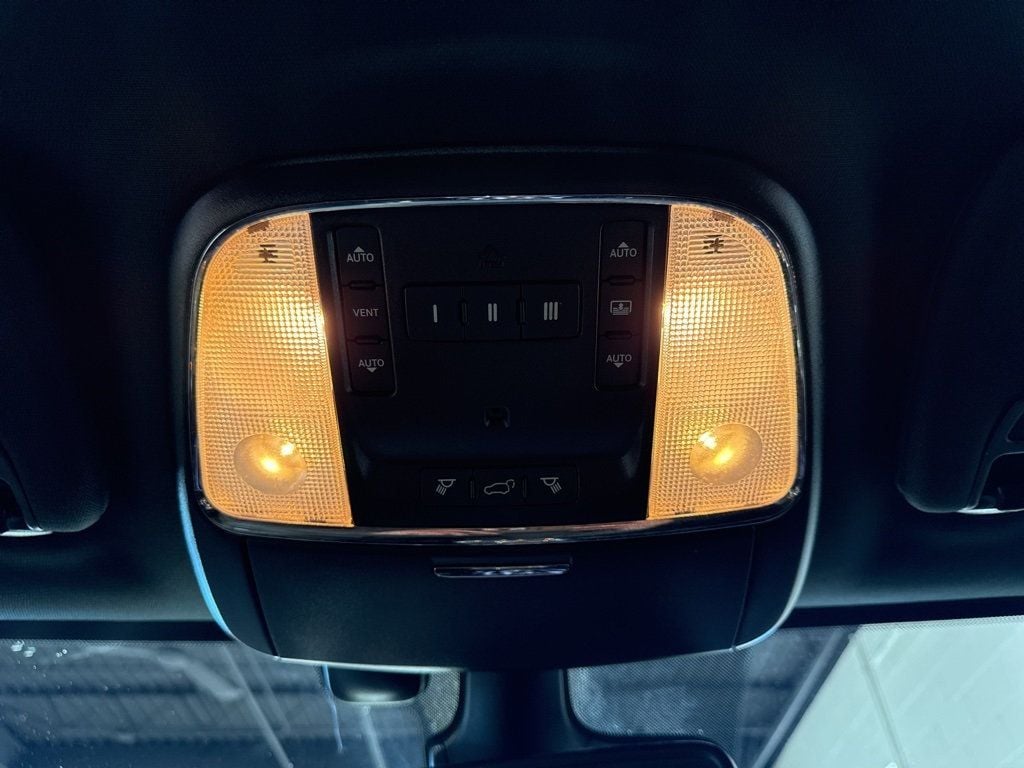 2020 Jeep Grand Cherokee Overland 4x4 - 22975693 - 30