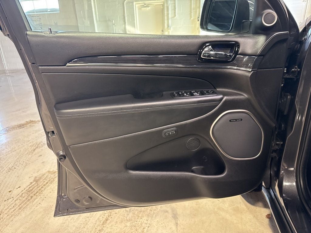 2020 Jeep Grand Cherokee Overland 4x4 - 22975693 - 39