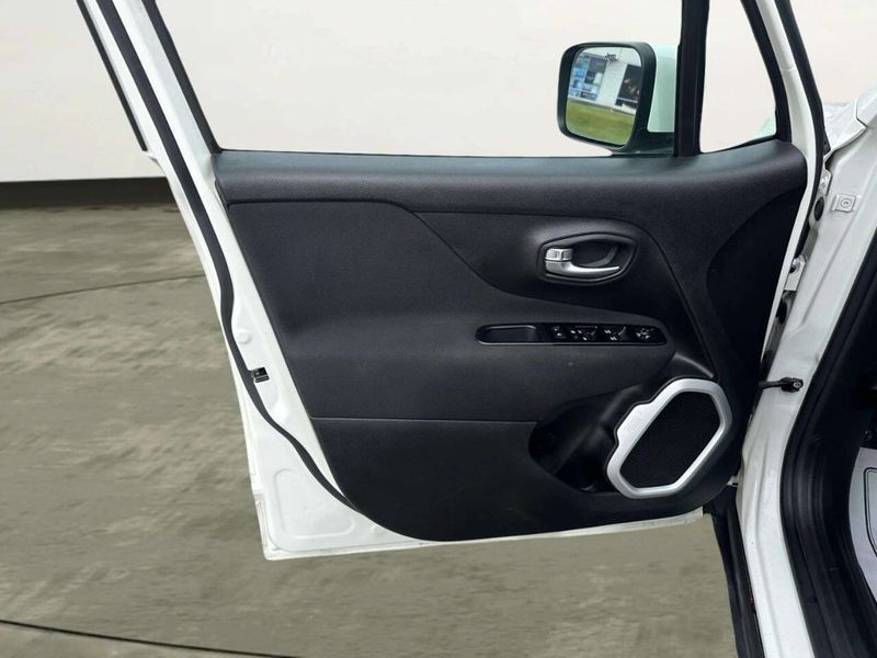 2020 Jeep Renegade Latitude 4x4 - 23020811 - 9