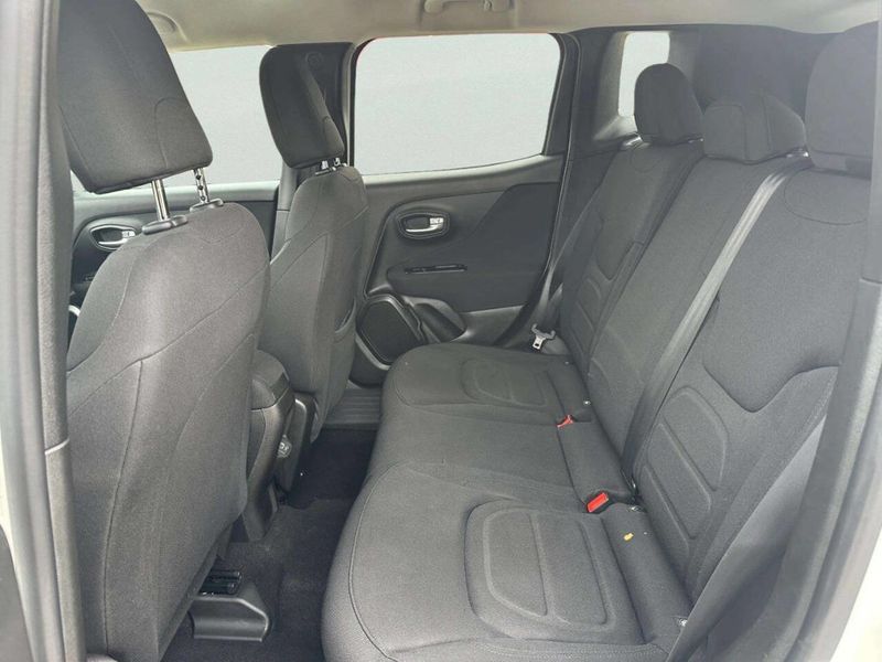 2020 Jeep Renegade Latitude 4x4 - 23020811 - 10