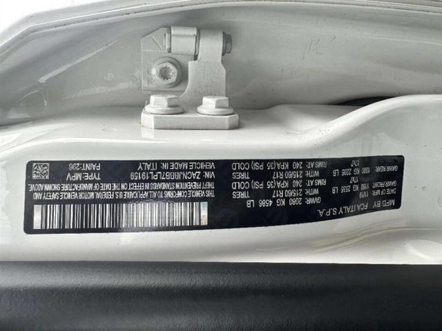 2020 Jeep Renegade Latitude 4x4 - 23020811 - 24
