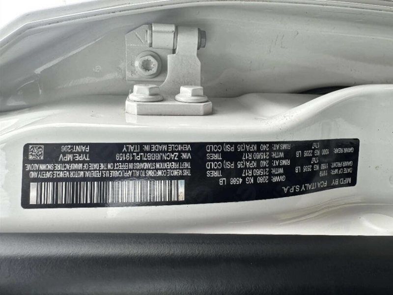 2020 Jeep Renegade Latitude 4x4 - 23020811 - 24