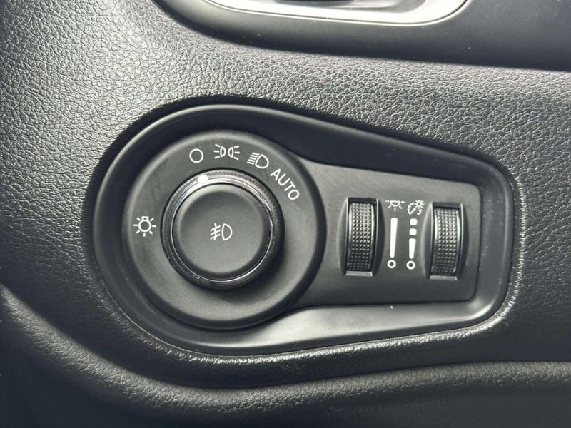 2020 Jeep Renegade Latitude 4x4 - 23020811 - 32