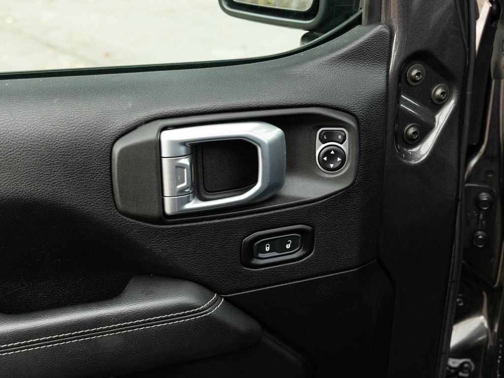 2020 Jeep Wrangler Unlimited Wrangler Unlimited Sahara 4x4, Sky-One Power Top, AMP PowerSteps - 22963685 - 22