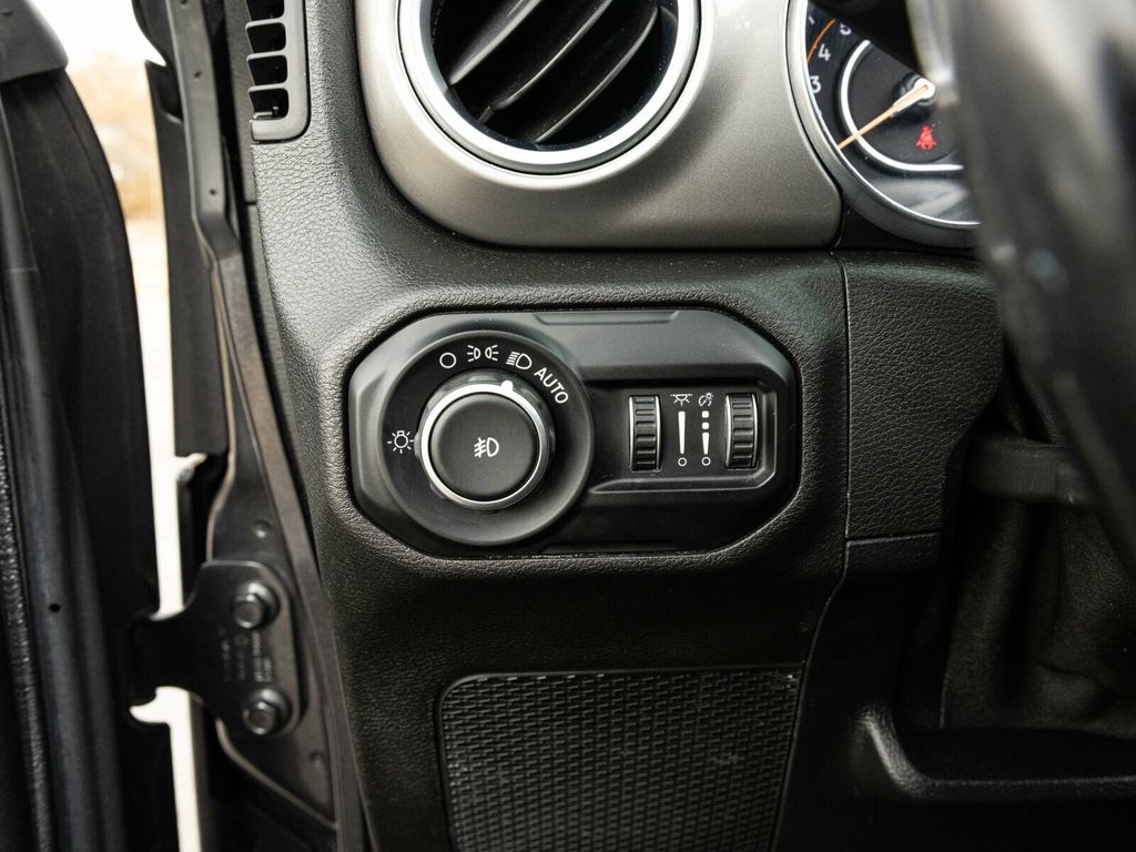 2020 Jeep Wrangler Unlimited Wrangler Unlimited Sahara 4x4, Sky-One Power Top, AMP PowerSteps - 22963685 - 28