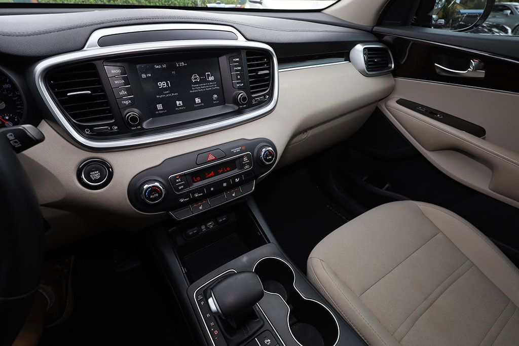 2020 Kia Sorento S V6 photo 22