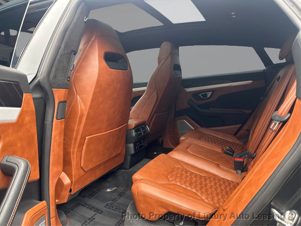 Lamborghini URUS photo 10