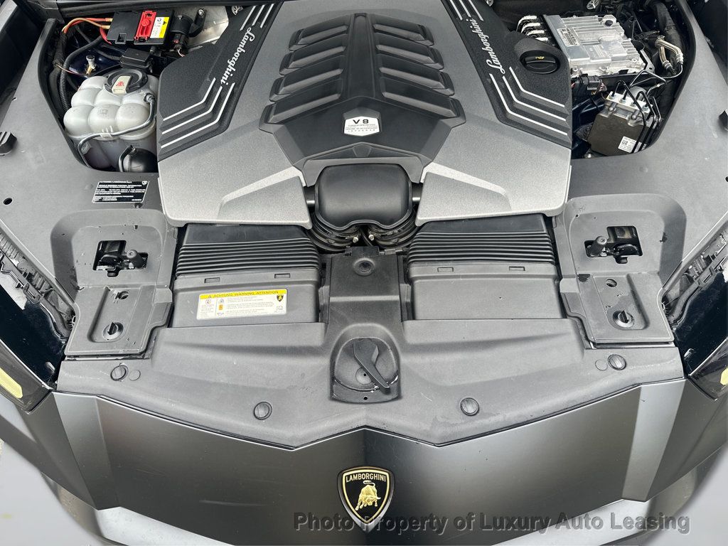 Lamborghini URUS photo 11