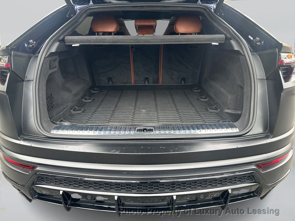 Lamborghini URUS photo 12