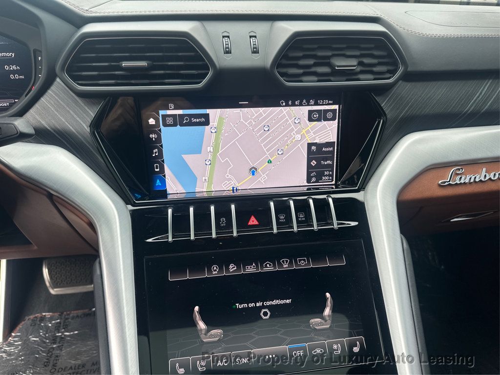 Lamborghini URUS photo 17