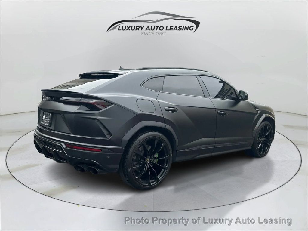 Lamborghini URUS photo 3