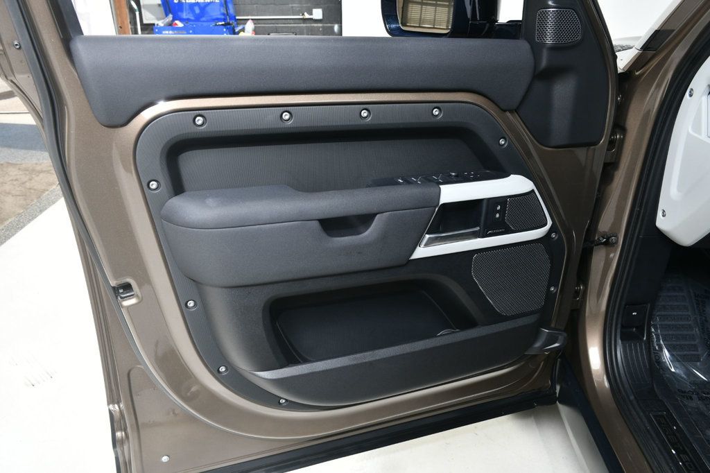 2020 Land Rover Defender 110 photo 21
