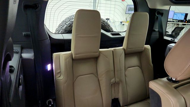 2020 Land Rover Defender 110 SE AWD w/ Premium Upgrade Interior & Panoramic Sunroof - 23035624 - 22