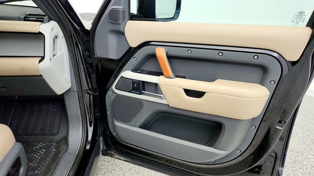 2020 Land Rover Defender 110 SE AWD w/ Premium Upgrade Interior & Panoramic Sunroof - 23035624 - 26