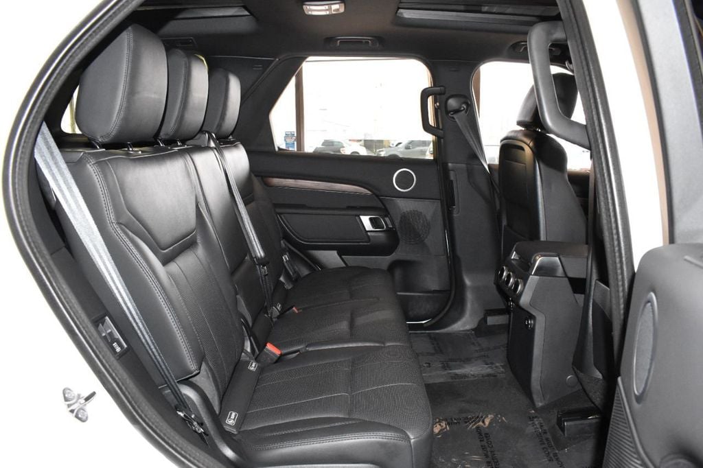 2020 Land Rover Discovery HSE photo 11