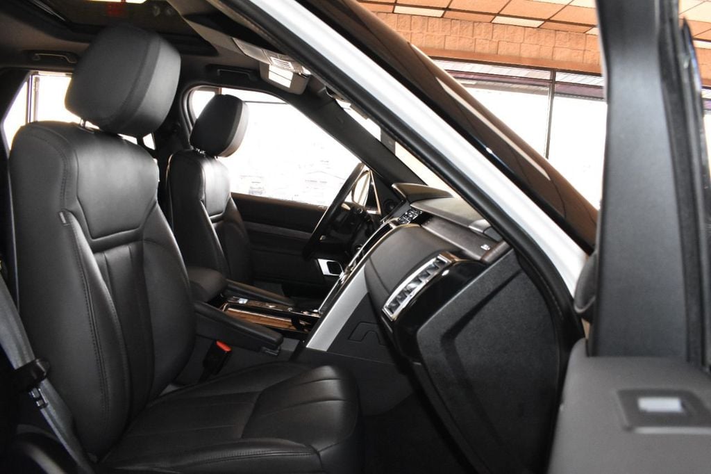 2020 Land Rover Discovery HSE photo 12