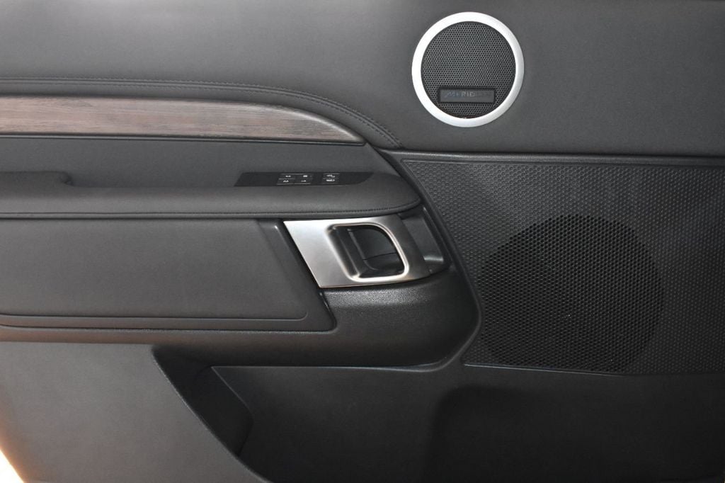 2020 Land Rover Discovery HSE photo 14