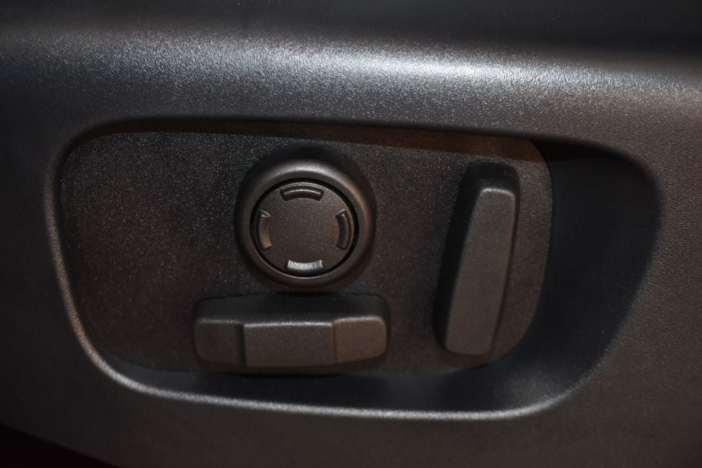 2020 Land Rover Discovery HSE photo 18