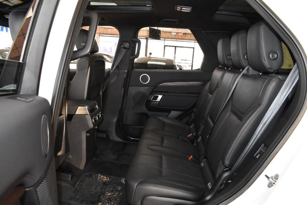 2020 Land Rover Discovery HSE photo 9