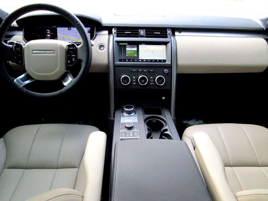 2020 Land Rover Discovery Landmark photo 2