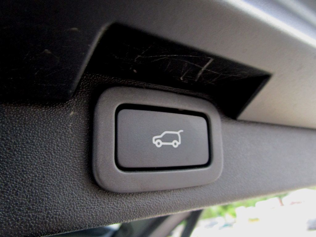 2020 Land Rover Discovery Landmark photo 32