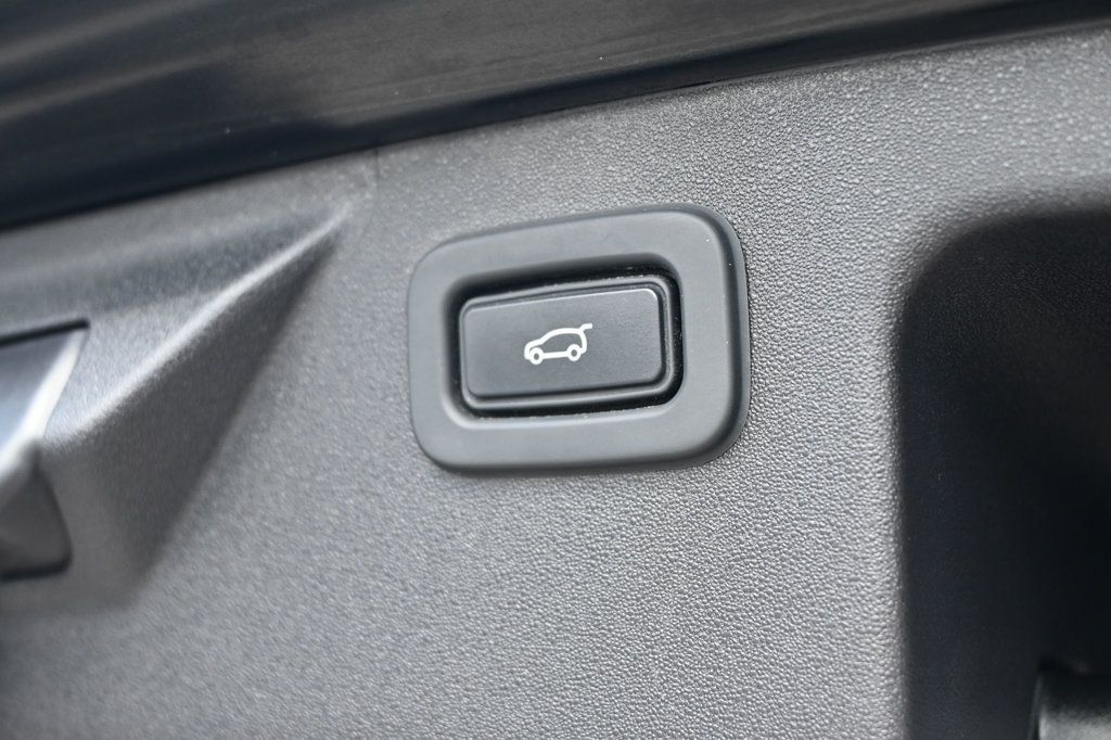 2020 Land Rover Discovery Sport SE R-Dynamic photo 18