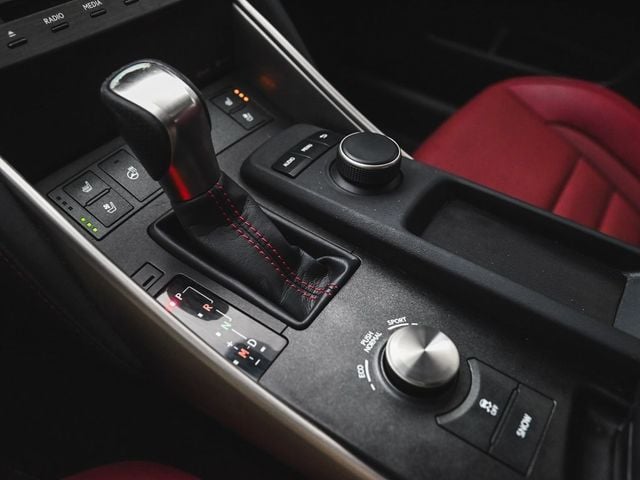 2020 Lexus IS 300 - 22972559 - 21