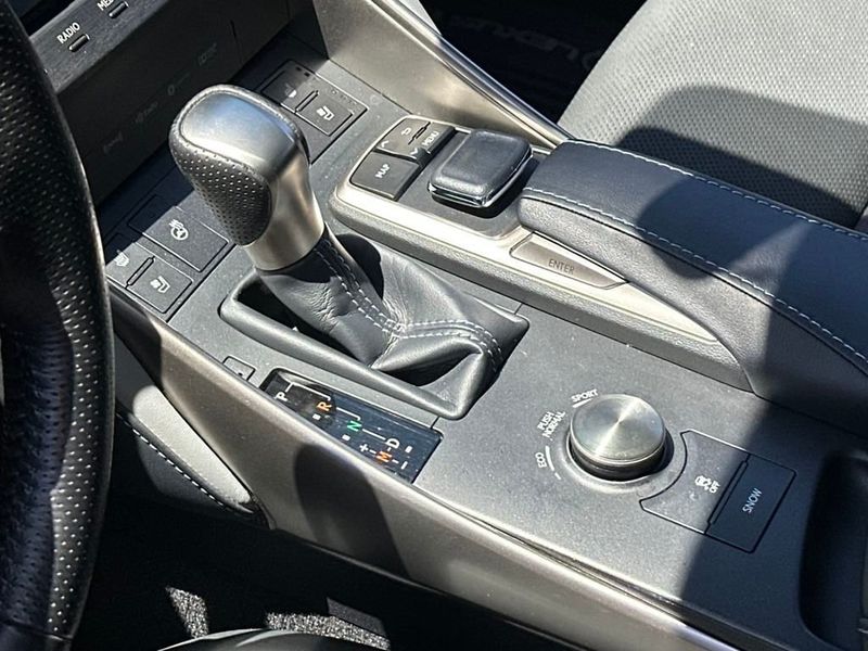 2020 Lexus IS 300 F SPORT photo 17