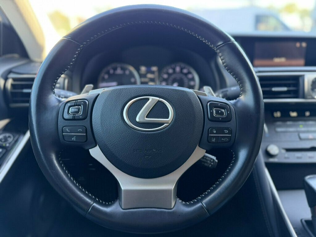 Lexus IS photo 10