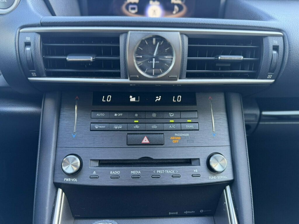 Lexus IS photo 16