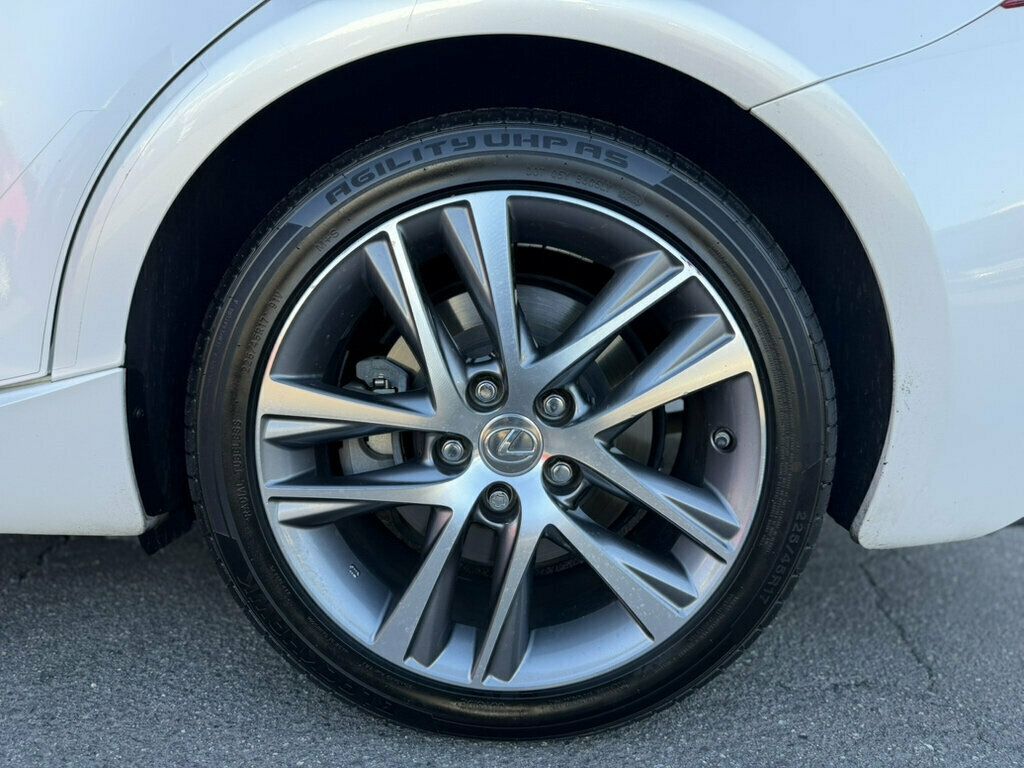Lexus IS photo 29
